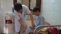 Phẫn nộ bé 12 tuổi bị mẹ kế, bố đẻ dùng chày đánh đập phải nhập viện