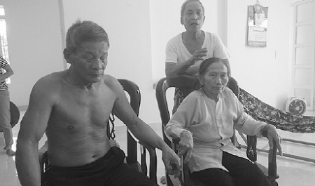 Cán bộ chính sách xã hội bị tố “găm” tiền chế độ của gia đình liệt sỹ