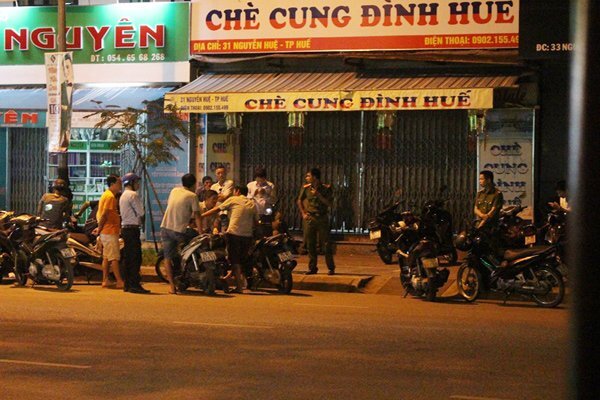 Nghi mâu thuẫn tình cảm, chồng dùng dao cứa cổ vợ