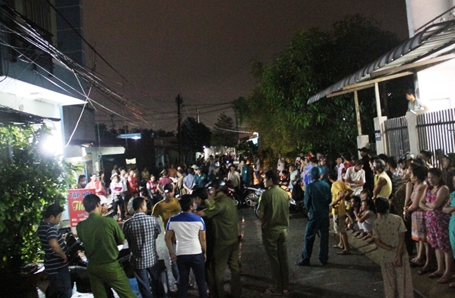 Gọi cửa mua hàng không được, nhìn qua cửa phát hiện chủ quán tử vong