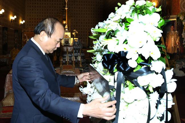 Thủ tướng Nguyễn Xuân Phúc lần đầu đi công tác bằng máy bay thương mại