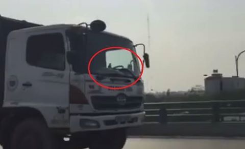 Phạt nặng lái xe chở rác đi ngược chiều trên cầu vượt Mễ Trì