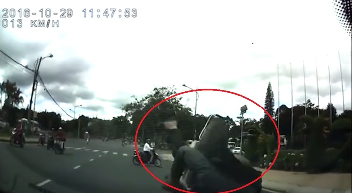 Văng cả người lên nắp capo vì tránh người sang đường