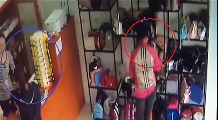 Bắt quả tang khi đang trộm túi xách trong shop