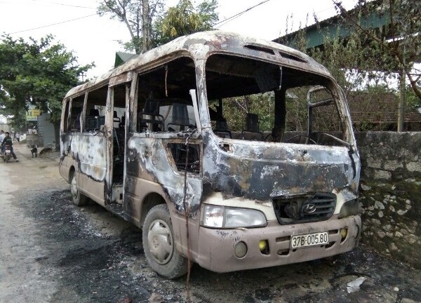 Cháy xe khách trong đêm, cả làng kéo nhau dập lửa