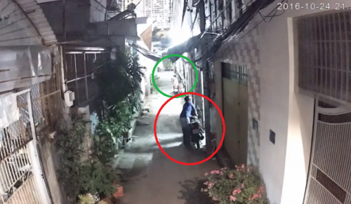 Đôi nam nữ trộm xe máy nhanh như chớp trước cửa nhà