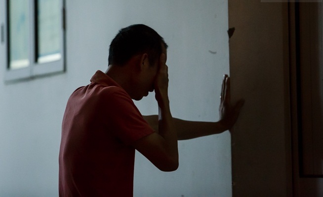 Con trai nghệ sĩ Phạm Bằng thẫn thờ, ngồi sụp trước linh cữu cha