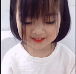 Cô bé mái tóc ngố siêu đáng yêu khiến nhiều người mê mẩn thế này đây