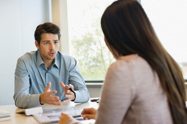 Nhiều hôm vợ mặc những chiếc áo phông cổ trễ là thế nào cũng có chuyện xảy ra