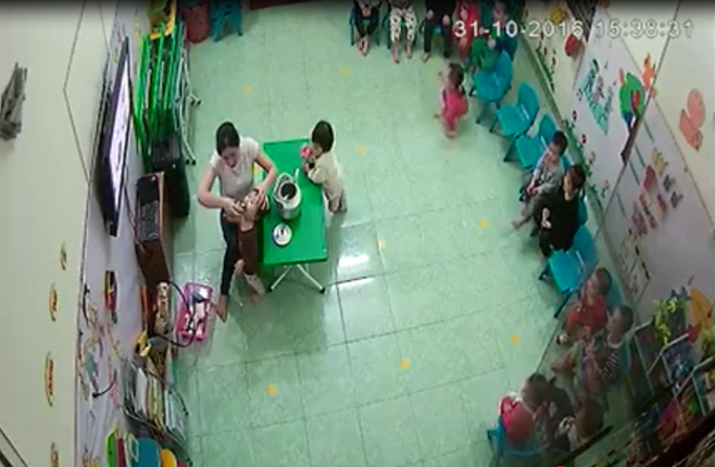 Hà Nội: Cô giáo liên tiếp đổ sữa vào miệng, đá vào người khi trẻ đang ngủ