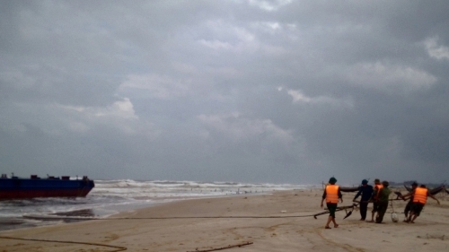 Quảng Trị: Tàu và 3 thuyền viên trôi dạt trên biển, đang chờ ứng cứu