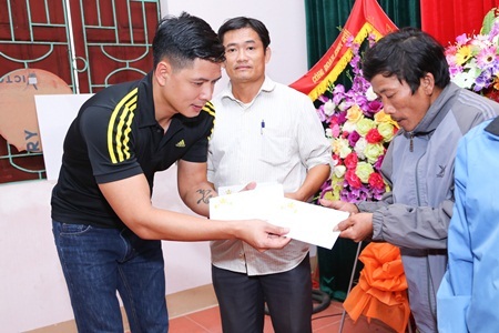 Bình Minh, Nguyễn Hồng Thuận đội mưa tặng quà, xây nhà cho người dân vùng lũ