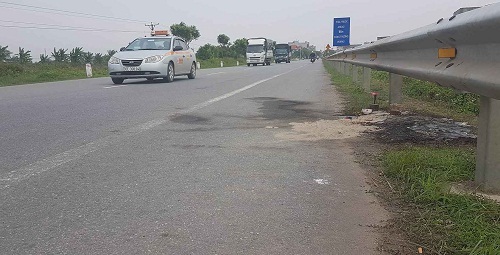 Điều tra vụ người phụ nữ bị chém tử vong khi chở con trai trên đường