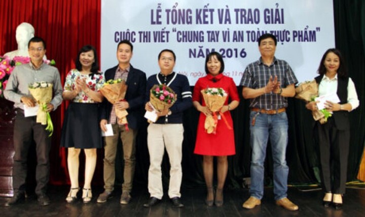 Báo Hà nội mới trao giải cuộc thi viết “Chung tay vì an toàn thực phẩm”