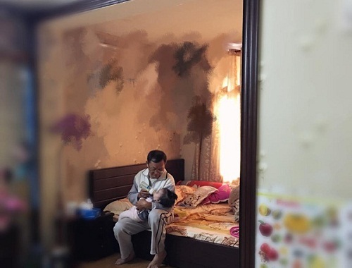 Ông nội bế cháu gái cho uống sữa, cưng nựng chiều chuộng khiến con dâu xúc động