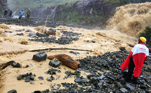 Tuyến đường Nha Trang - Đà Lạt bị tê liệt do sạt lở đất đá