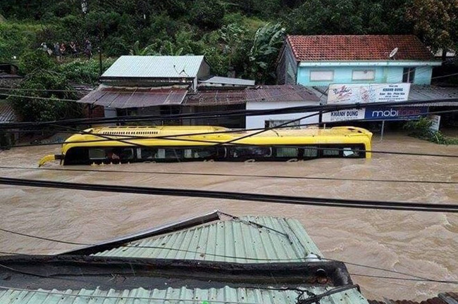 Phó chủ tịch huyện bị trôi xuống sông khi đi cứu hộ xe khách kẹt lũ