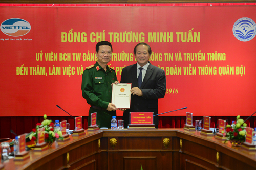 Bộ trưởng Trương Minh Tuấn trao giấy phép cung cấp 4G cho Viettel