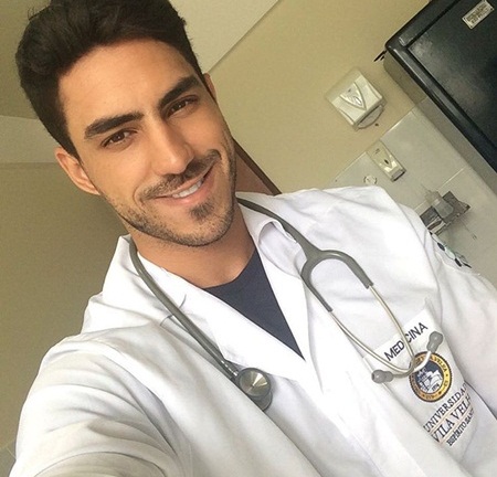 Chàng bác sĩ đẹp trai lại 6 múi, ngắm thôi chắc cũng khỏi bệnh được rồi!