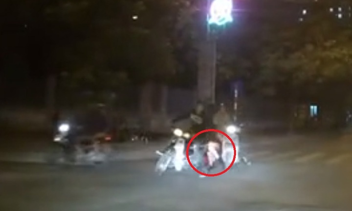 Đánh rơi bạn gái sau va chạm với xe máy