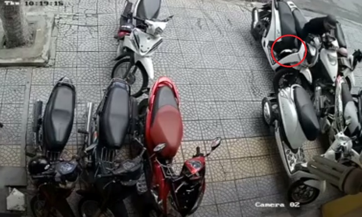 Thanh niên lịch lãm ăn cắp mũ bảo hiểm nhanh như chớp