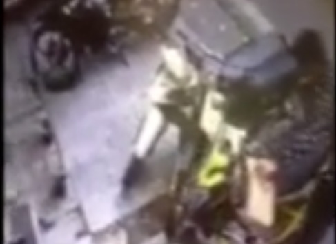 Trong vai khách hàng, nam thanh niên trộm xe máy điện trước cửa shop