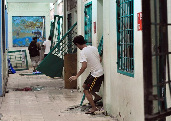 Hàng trăm người nghiện đập phá tìm cách trốn trại