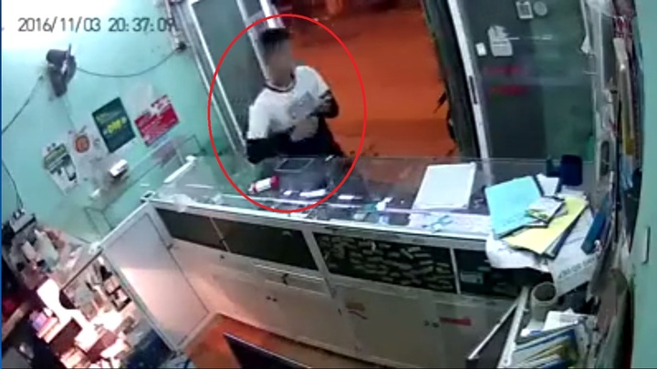 Bị trộm điện thoại vì mải mê mắng con