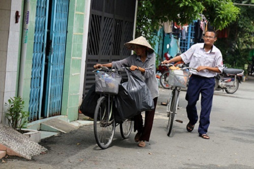 Mẹ con 've chai' bới từng thùng rác hạnh phúc với những huy chương học giỏi