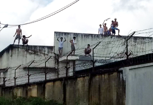 Học viên cai nghiện lại náo loạn, cảnh sát dùng hơi cay đẩy lùi