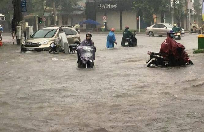 Mưa lớn kéo dài, nhiều tuyến đường ở thành Vinh 