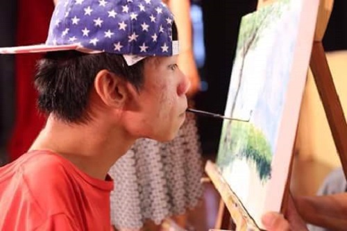 Hành trình vượt qua số phận của chàng họa sĩ 9X vẽ tranh bằng… miệng