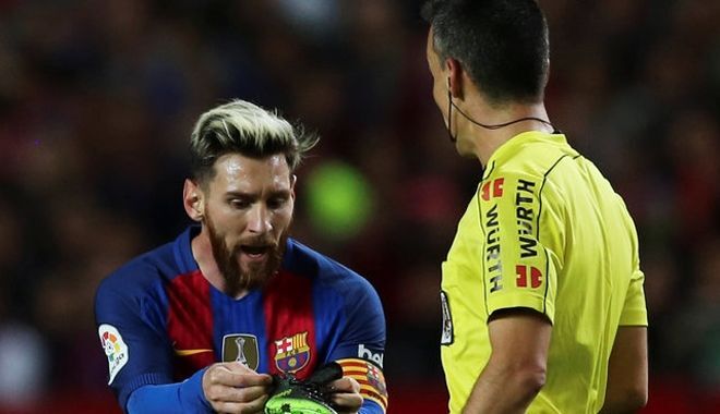 Messi ném giày vì bị phạt thẻ vàng khó hiểu