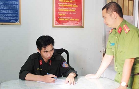 Giả danh Cảnh sát cơ động, chặn người đi đường để kiểm tra giấy tờ