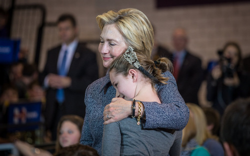 Bà Clinton chuẩn bị diễn văn khi theo dõi kết quả cùng chồng