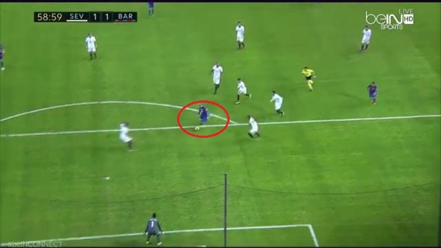 Pha solo cực chất của Messi giữa vòng vây cầu thủ Sevilla