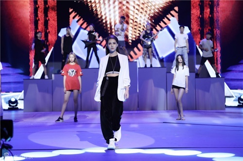 Vợ Châu Kiệt Luân khí chất lạnh lùng trở lại sàn catwalk