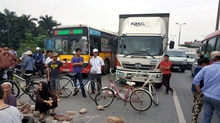 Vụ dân chặn xe: Đã kiến nghị xây cầu vượt nhưng chưa được chấp thuận