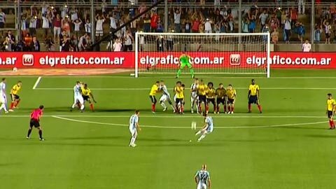 Messi sút phạt đẳng cấp vào lưới Colombia