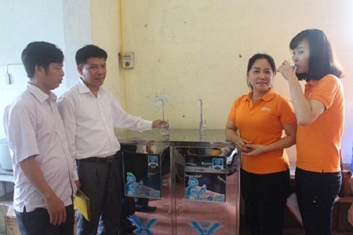 Nhà hảo tâm đưa nước sạch đến với 3.000 học sinh, giáo viên ở Hà Tĩnh
