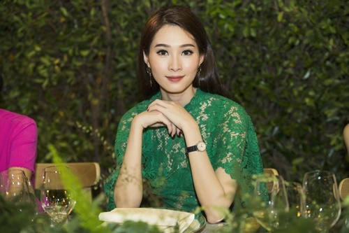 Ngắm Hoa hậu Thu Thảo đẹp ngẩn ngơ ở mọi góc nhìn