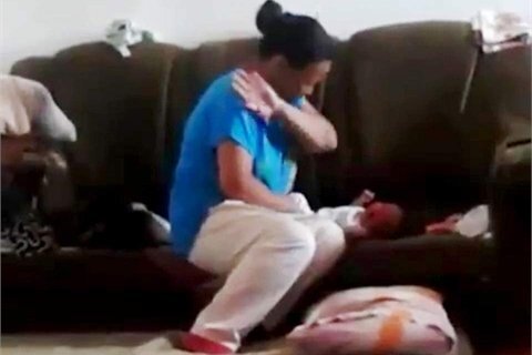 Kazakhstan: Bé sơ sinh bị mẹ tát tới tấp vì không nín khóc