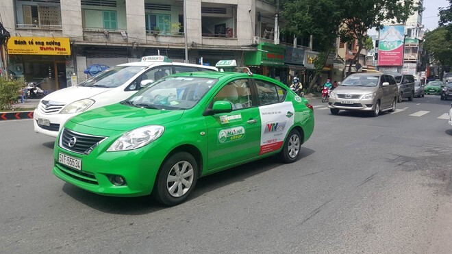 Hai thanh niên xăm trổ dọa tài xế taxi vì lấn làn giờ cao điểm