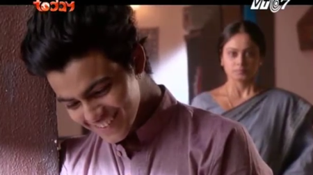 Cô dâu 8 tuổi: Anandi “nổi điên” khi thấy Kundan vui vẻ trong đám tang của vợ