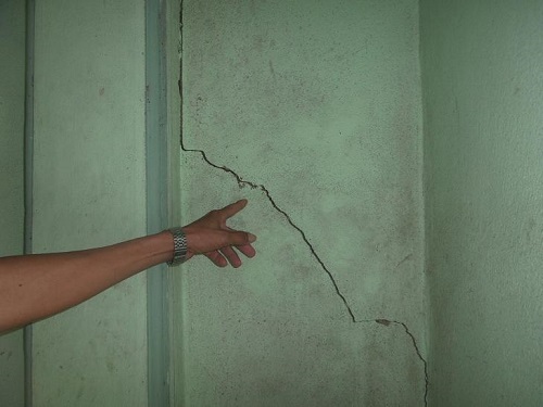 Nổ mìn làm nứt nhà: Dân kêu cứu, doanh nghiệp lại né tránh