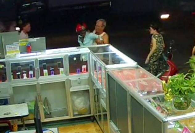 Ông chủ cửa hàng 70 tuổi quật ngã tên cướp iPhone 6