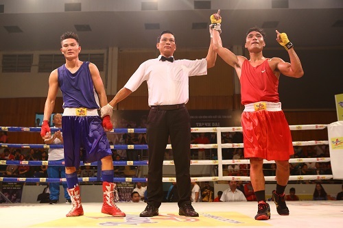 Nhà vô địch gặp phải ca khó trong trận chung kết boxing