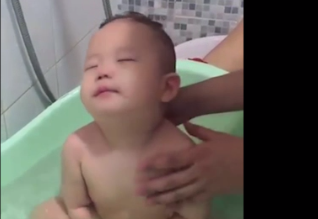 Em bé vừa tắm vừa ngủ gật khiến người xem phì cười vì đáng yêu