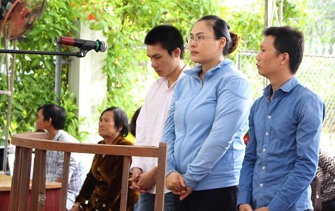 Thiếu tiền tiêu xài, con gái dẫn bạn về nhà