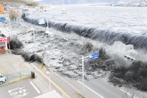 Hình ảnh sóng thần tràn vào nhà máy điện hạt nhân tại Fukushima